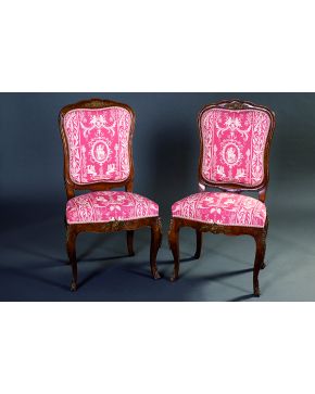 712-Pareja de sillas estilo Luis XV en madera tallada con aplicaciones en bronce de motivos vegetales. Tapicería de candelieri en tela roja y blanca.