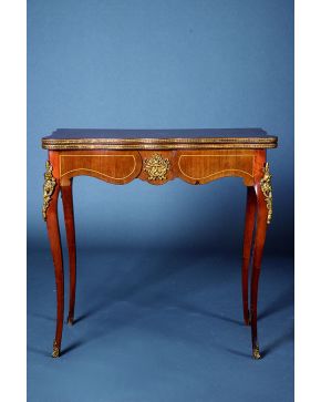 736-Mesa de juego. Napoleón III en madera. Presenta tapa de ondulado perfil con detalles de marquetería de limoncillo e interior tapizado en fieltro verde