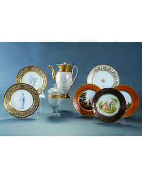 1031-Pareja de platos en porcelana centroeuropea. s. XIX con desnudos clásicos en el campo y ala con decoración vegetal.