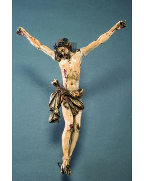 1004-Cristo en marfil tallado y policromado de tres clavos. S. XVIII. Con faltas y desperfectos. 