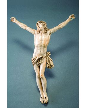 999-Cristo de cuatro clavos en marfil tallado. s. XVII. Gran naturalismo. Exquisita pieza de colección. Alguna falta. 