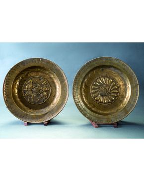 1134-Lote formado por dos platos en bronce dorado. uno de ellos petitorio limosnero y otro con escena de vendimia en el campo s. XIX.