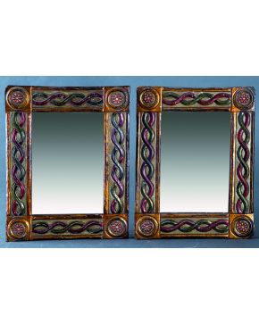 1248-Pareja de espejos con marcos en relieve pintados con decoración trenzada. y flores en las esquinas. s. XIX.
