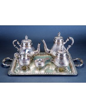721-Juego de café y té en plata española punzonada sobre bandeja con asas. Clásico modelo Estilo Luis XV con decoración helicoidal de lengüetas. Formado p