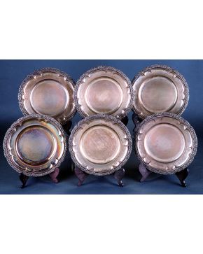 661-Juego de seis platos en plata punzonada con marcas del Imperio Austro-húngaro. segunda mitad del s. XIX. Perimetro relevado con decoración vegetal y d