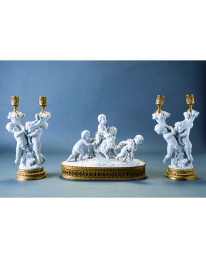 839-Conjunto centroeuropeo en biscuit y bronce dorado. Compuesto por pareja de candelabros de dos luces y centro de mesa. Escena principal representando a