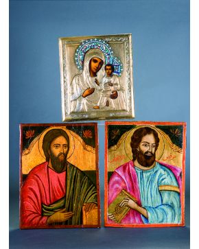 1086-Pareja de iconos pintados al temple con pan de oro representando evangelistas. Ambos presentan la imagen del evangelista con manto. túnica y el libro 