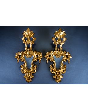 1021-Pequeña pareja de cornucopias en madera tallada y dorada con decoración vegetal. de flores y tornapuntas. S. XIX.