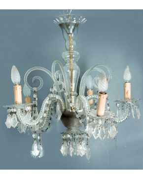 941-Lámpara de cinco luces en cristal tallado con brazos tipo soga y decoración de pandelocas y cuentas. Ppios s. XX.