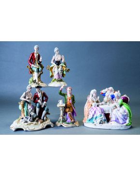 718-Lote formado por cuatro piezas. una de ellas grupo. en porcelana española representando caballeros y damas en diferentes escenas. Pequeños deterioros.