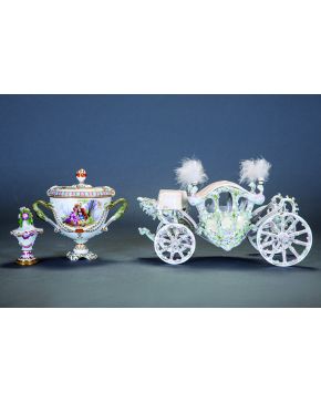 882-Carroza en porcelana alemana esmaltada de Grafenroda. finales siglo XIX. Con marcas incisas.