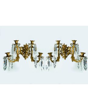 716-Antigua pareja de apliques de cuatro luces en bronce dorado y prismas en cristal tallado. Decoracion de elementos vegetales.