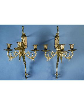768-Pareja de apliques de tres luces en bronce dorado con decoración vegetal.