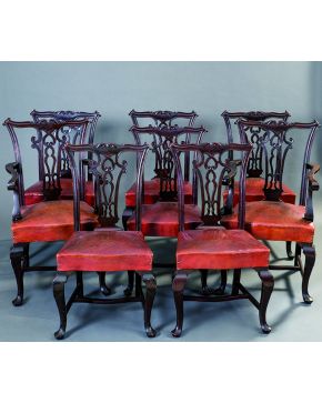 863-Comedor estilo inglés formado por mesa con doble base de jarrón. seis sillas con respaldo de pala calada y tapizadas en cuero rojo y dos sillones.