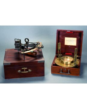 653-Lote compuesto por antigua brújula de barco en bronce dorado de Thomas Jones c. y  sextante Hezzanith. Ambos en su caja original. c. 1900.
