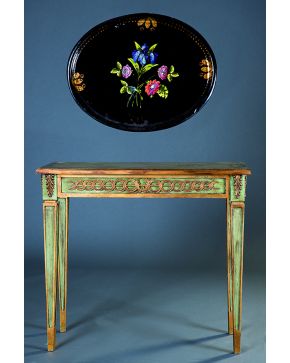 968-Consola italiana estilo neoclásico en madera tallada y pintada en verde con detalles en dorado en patas y faldón. Tablero decorado con cenefa pintada.