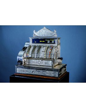 894-Fantástica caja registradora antigua de la casa National realizada en bronce macizo en color plateado con unos preciosos grabados y su cajón original 