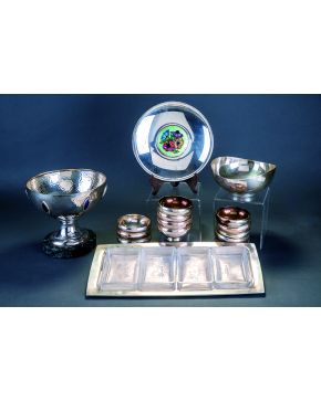 872-Gran centro en plata española punzonada en forma de copa con decoración martelé y reservas ojivales de esmalte de colores. Base circular en mármol. 