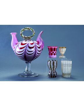 867-Botijo en vidrio soplado de Murano en color rosa y blanco y asa multicolor. Leves piquetes en la base.