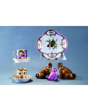 827-Lote en porcelana centroeuropea formado por juego de taza y plato francés con decoración floral y en dorado. taza con marcas de Sevres con flores sobr
