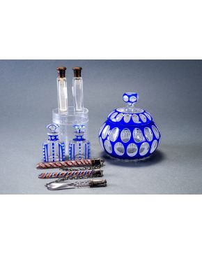865-Lote en cristal formaod por pareja de perfumeros en cristal azul e incolor. dos perfumeros y tres mangos de sonajeros en cristal de murano y uno de ro