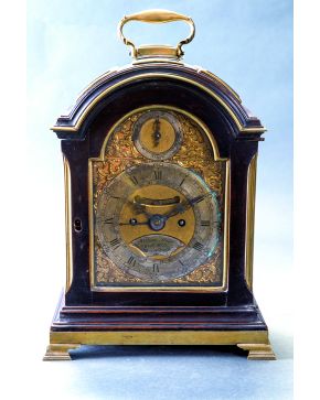 952-Reloj bracket inglés. mediados del s. XVIII. firmado William Hughes. High Holborn. London. en madera y bronce dorado. Esfera de numeración romana y ar