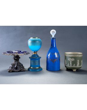 795-Lote formado por jarrón en opalina azul con decoración geométrica en dorado y frutero en cristal doblado en azul cobalto con decoración en dorado y ba