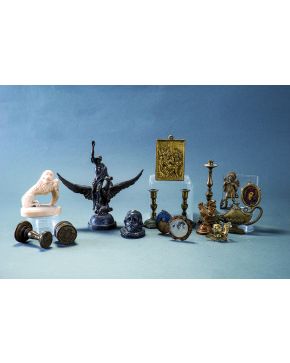 1176-Variado lote de doce piezas antiguas. la mayoría en bronce dorado. Formado por: tres placas devocionales. dos angelotes en relieve. un gallo. una pare