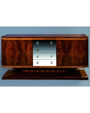 877-Mueble aparador Art Decó C.1920. En madera tallada con cuatro registros de cajones en cristal en el frente. esquinas redondeadas y soporte de libro en
