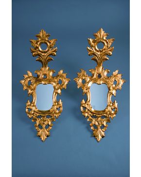 1196-Pareja de cornucopias con espejo en madera tallada y dorada con decoración de flores y elementos vegetales s. XIX
