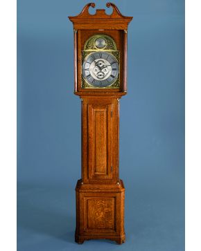 641-Reloj de pared inglés ppios. s. XIX con caja en madera de caoba. Esfera plateada firmada R. Crawford. Cumnoch. con numeración romana en negro. Esferas