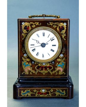 977-Reloj francés de viaje. original de época C.1805 con caja de palosanto con incrustaciones tipo boulle con su asa. Esfera de porcelana con agujas par