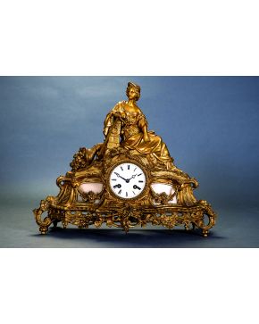 678-Reloj de sobremesa en bronce dorado. Francia. S. XIX con la representación de la diosa Ceres en bulto redondo y aplicaciones de mármol. Esfera con num