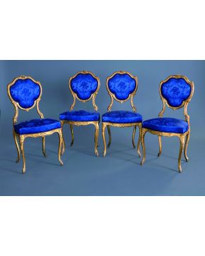 923-Elegante juego de cuatro sillas estilo Luis XV en madera tallada y dorada con exquisita tapicería azul de damasco en seda. S. XIX.