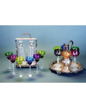 1070-Lote formado por seis copas en cristal tallado y moldeado de Bohemia en distintos colores y pareja de aniseras en cristal tallado y moldeado con emboc