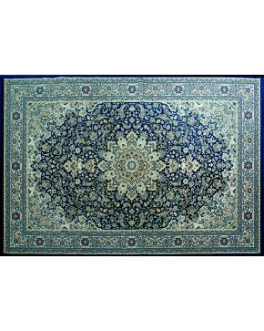 1335-Elegante alfombra estilo Nain. Rosetón central sobre cuerpo principal de color azul marino. decorado con flores. palmetas. y lacerías. Otros colores s