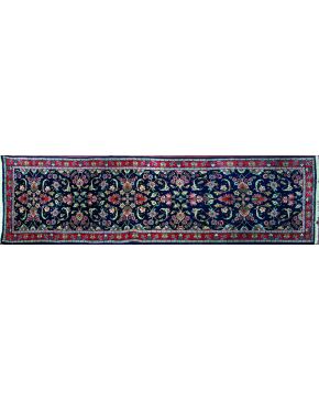 1345-Alfombra persa de pasillo SAROUGH. en lana. anudada a mano. y colores obtenidos a partir de tintes vegetales. Cuerpo principal de color azul oscuro. d
