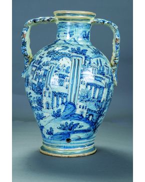 1167-Jarra en cerámica esmaltada en azul y blanco con asas en forma de hojas de acanto. Centro de Italia. 1705.