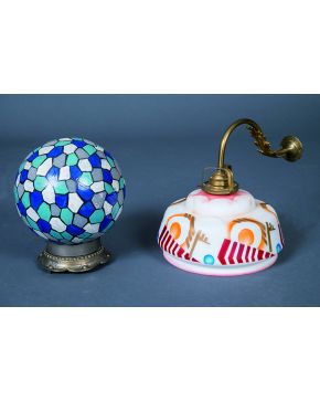 492-Lámpara esférica de vidrio emplomado de colores. años 30. Obra de Albert Mazoyer. Firmada.
