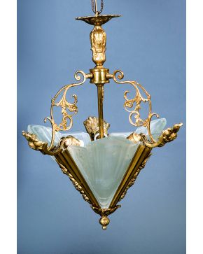 673-Lámpara de techo Art Nouveau de tres luces en bronce dorado con motivos vegetales y tulipas de cristal esmerilado. C. 1910.