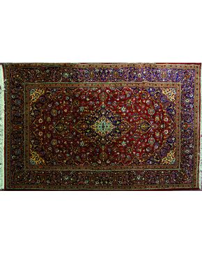 1350-Alfombra persa KESHAN. en lana anudada a mano. y colores naturales obtenidos a partir de tintes vegetales. Triple medallón central sobre cuerpo princi