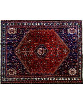 487-Alfombra persa tribal ABADEH. en lana anudada a mano. Diseño en el que aparecen los cinco medallones ó güls. que son típicos de las alfombras de la tr