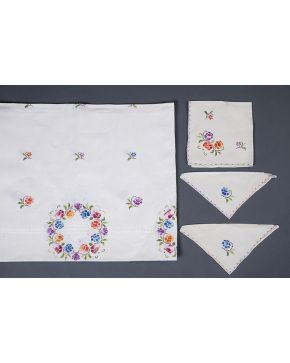 572-Mantelería de hilo con decoración floral. Formado por un gran mantel. 24 servilletas de café y 24 de mesa.