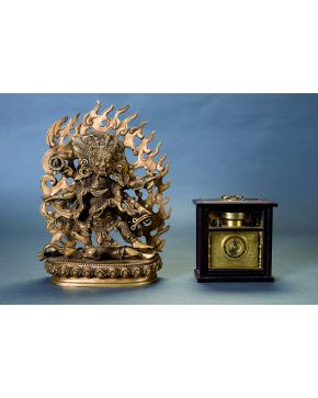 1049-Curioso reloj de viaje japonés con pletina en bronce dorado decorada con finos grabados de formas vegetales y numeración de kanjis. Con campana y en s