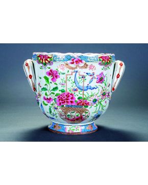 1273-Enfriador en porcelana polícroma con profusa decoración de flores e insectos. China. S. XIX.