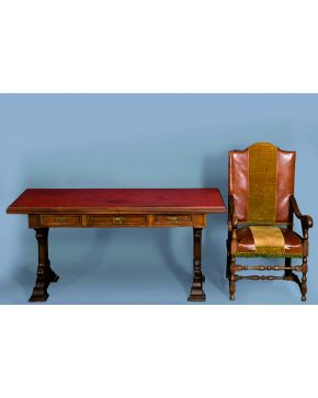 605-Lote formado por mesa escritorio en madera tallada con tres cajones en cintura y tapete en piel roja; y sillón castellano en madera tallada con respal