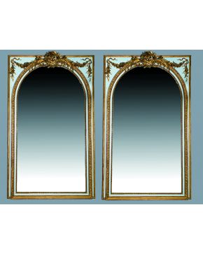 919-Pareja de espejos de palacio en madera tallada pintada y dorada con gran copete floral y decoración de ovas. s. XIX.
