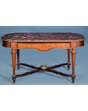 975-Mesa de centro Napoleón III con tapa de mármol veteado y aplicaciones de bronce dorado. Tablero decorado en marquetería de maderas frutales. Patas uni