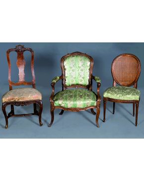 597-Lote formado por tres sillas del siglo XIX. Una estilo Luis XV. otra con respaldo de rejilla tapizada en seda verde. la otra estilo inglés de respaldo