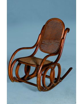 593-Mecedora de niño. en madera tallada con asiento y respaldo de rejilla.